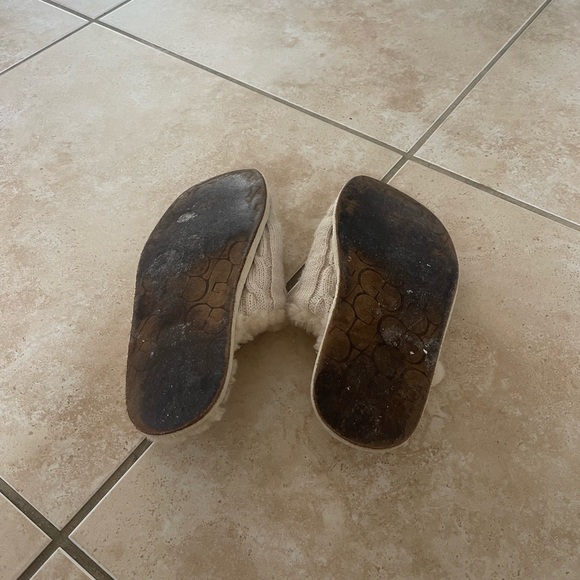 UGG Women’s Size 8 Knit slippers - Picture 6 of 6